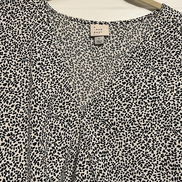 A New Day Black and White Blouse - Picture 3 of 4